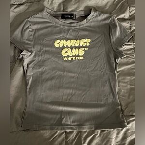 White fox tee shirt. Size: small in women’s. Color: dark grey and yellow